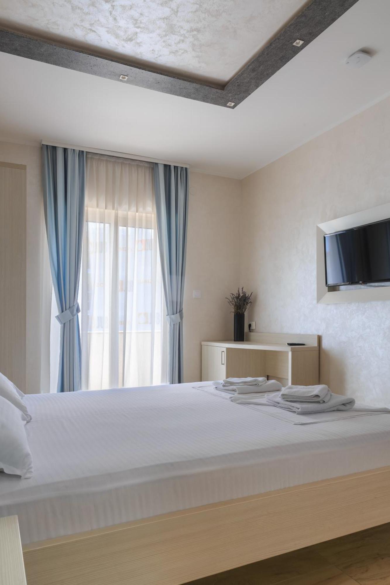 Hotel Maksim ヘルツェグ・ノヴィ エクステリア 写真