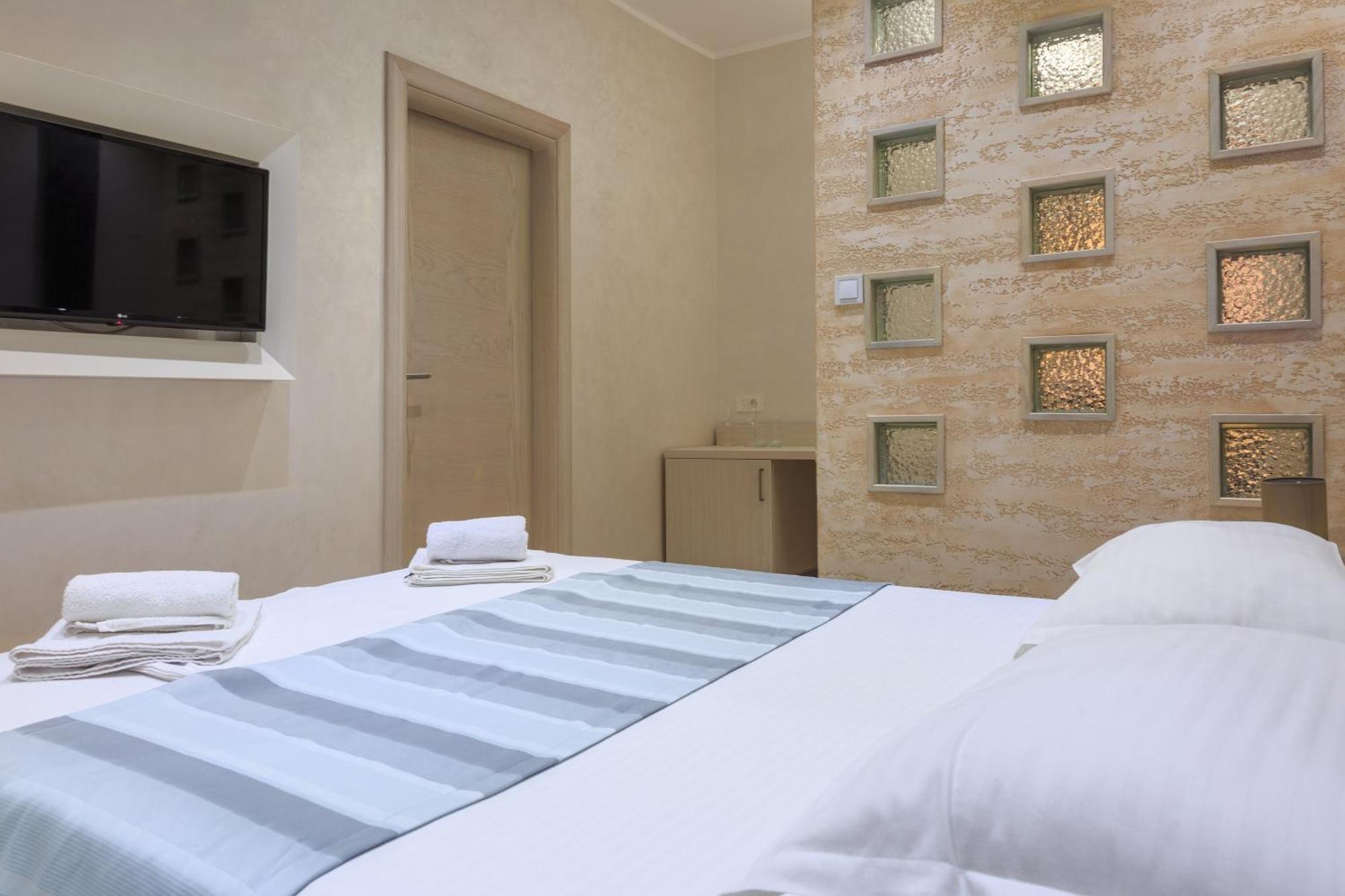 Hotel Maksim ヘルツェグ・ノヴィ エクステリア 写真