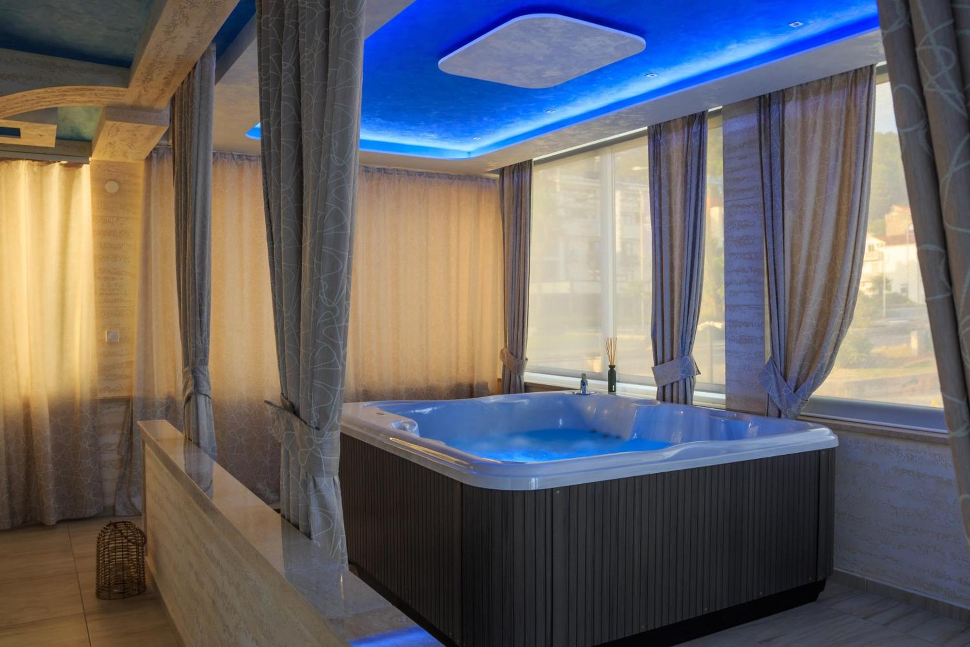 Hotel Maksim ヘルツェグ・ノヴィ エクステリア 写真